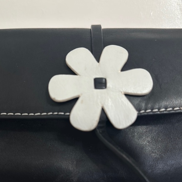 Rolf’s Vintage Black Leather Shoulder Bag with White Flower Accent - Picture 4 of 14